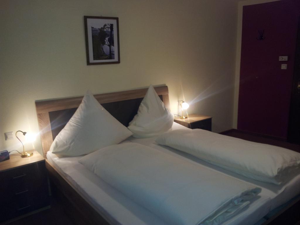 Hotel Zur Winzergenossenschaft エルンスト エクステリア 写真