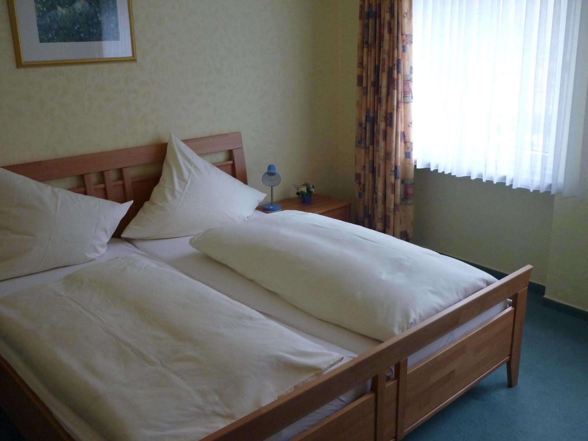 Hotel Zur Winzergenossenschaft エルンスト エクステリア 写真