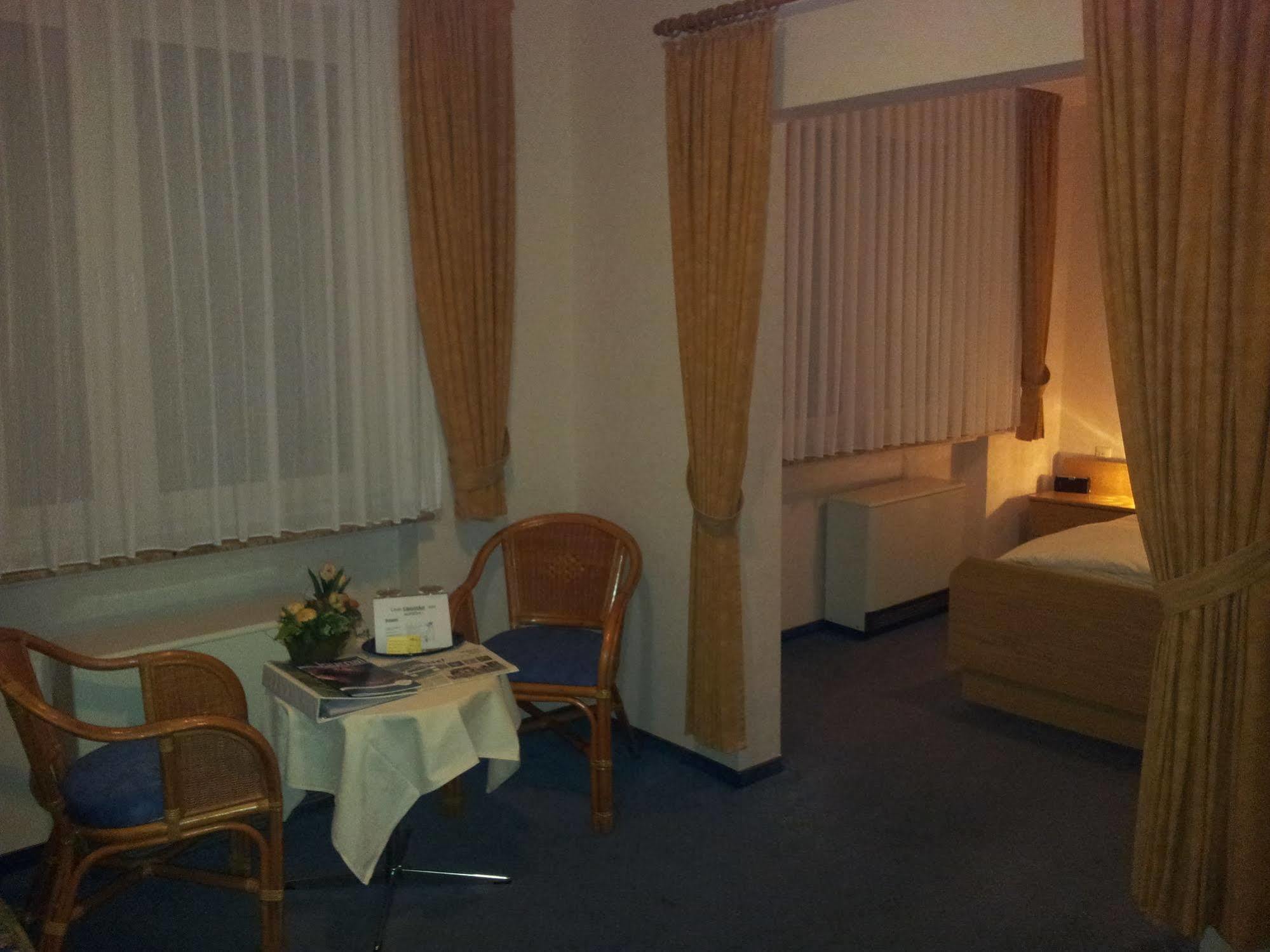 Hotel Zur Winzergenossenschaft エルンスト エクステリア 写真