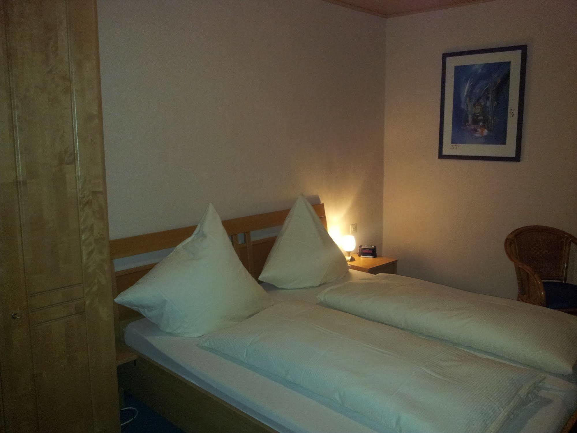 Hotel Zur Winzergenossenschaft エルンスト エクステリア 写真